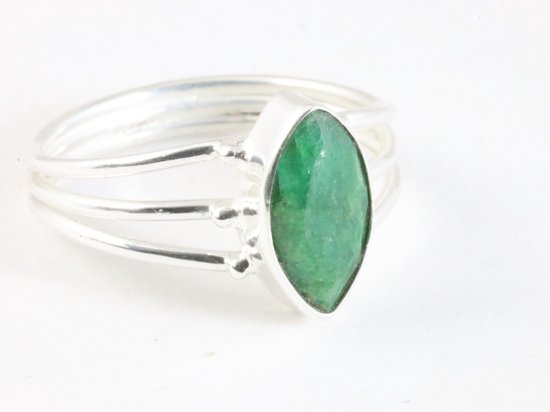 Opengewerkte zilveren ring met smaragd - maat 18.5