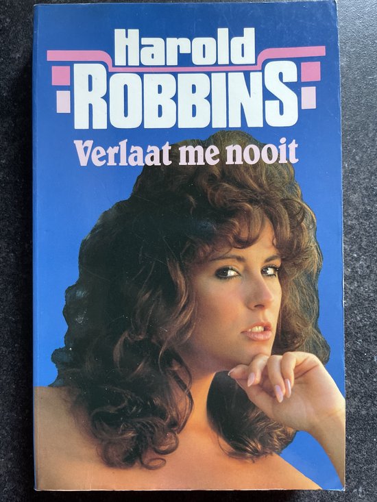 Boekomslag van 'Verlaat me nooit' van Harold Robbins met een vrouw met bruin haar en roze letters.