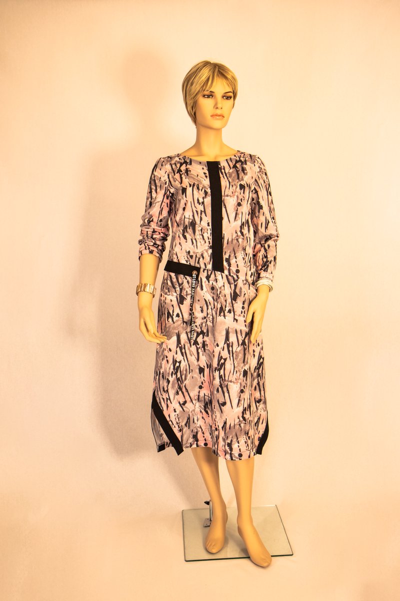 Roze grijs jurk met motief geaccentueerd door zwarte decoratieve details EU 48