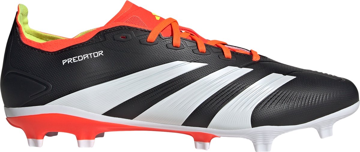 Zwarte adidas Predator League voetbalschoenen met vetersluiting, opvallende oranje details en normale pasvorm, maat 44.