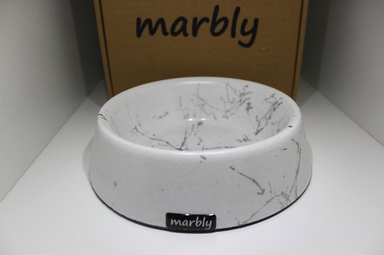 Lichtgrijze marmeren voerbak van Marbly met een zwart logo.