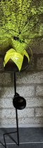 Metalen solarlamp op tuinsteker "Vlinder op bloem" - geel + koper kleurig - glazen craquele bol - tuinsteker - hoogte 80 x 18 x 2 cm - Tuindecoratie - Tuinverlichting
