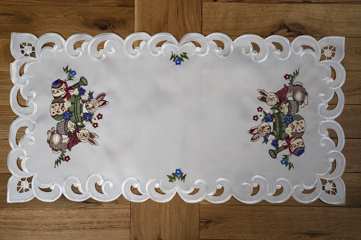 Tafelloper - Pasen - Satijnlook- Creme kleurig met konijnen, mand, gieter en eieren - 35 x 70 cm
