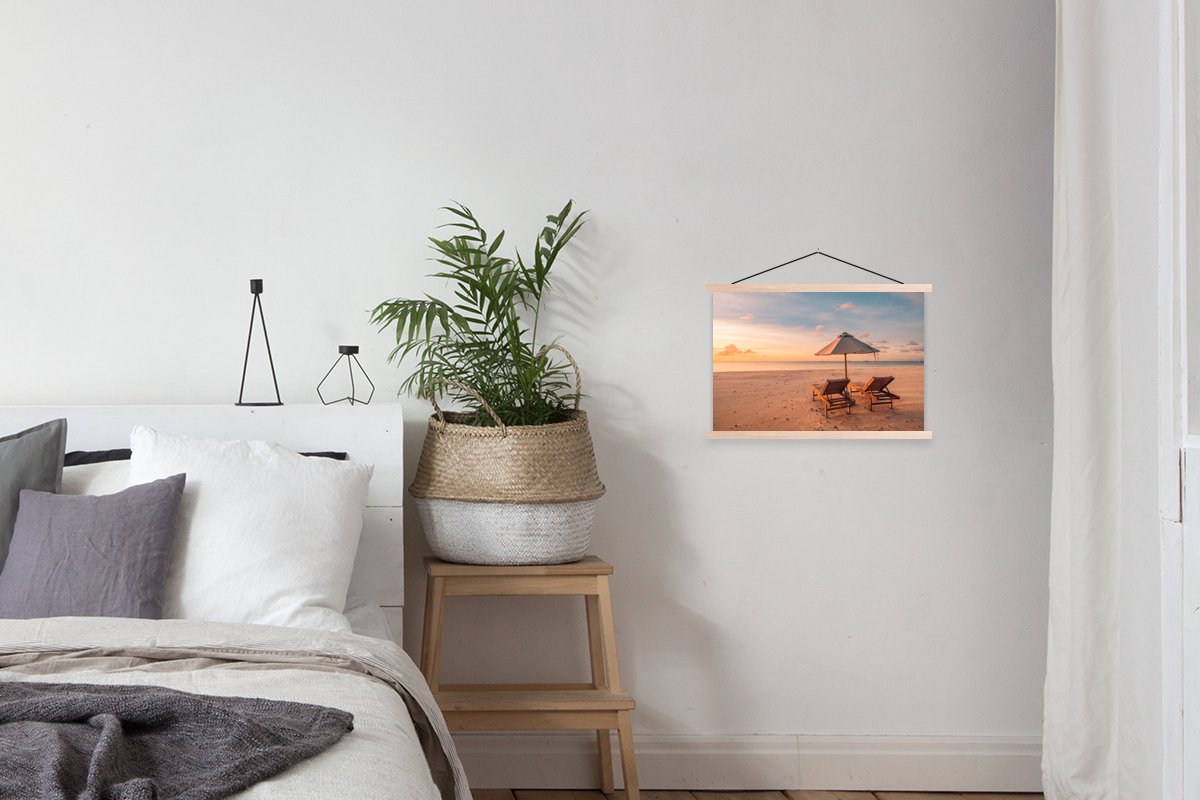 Posterhanger incl. Poster 60x40 cm - Schoolplaat - Strand - Ligbed - Parasol - Textielpost