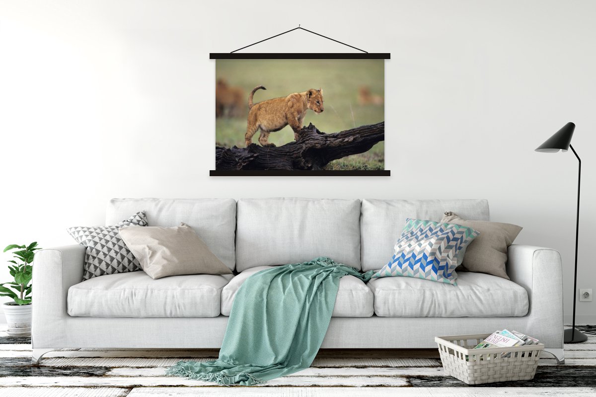 Posterhanger incl. Poster 120x80 cm - Schoolplaat - Leeuw - Boomstam - Welp - Textielposte