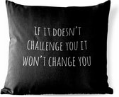 Buitenkussen - Engelse quote "If it doesn't challenge you it won't change you" op een zwarte achtergrond - 45x45 cm - Weerbestendig