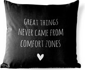 Sierkussen Buiten - Engelse quote "Great things never came from comfort zones" tegen een zwarte achtergrond - 60x60 cm - Weerbestendig