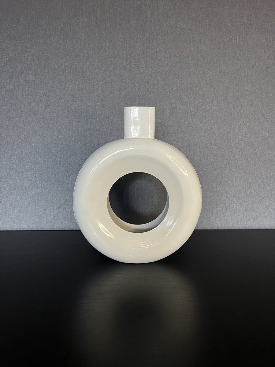 homebound by ky Vaas donut metaal wit | 7x26x30cm | bloemenvaas donutvorm metaal
