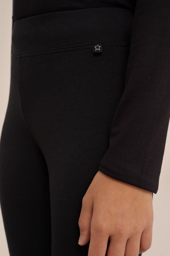 Zwarte legging met een klein wit sterlogo op de achterkant.