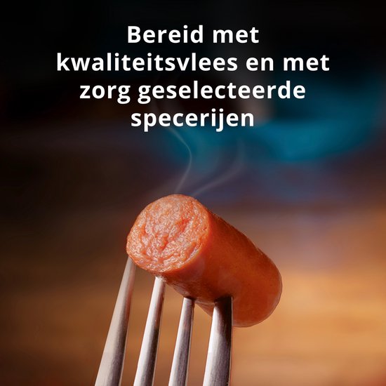 Een Unox Knakworst op een vork, met stoom. De tekst luidt: 'Bereid met kwaliteitsvlees en met zorg geselecteerde specerijen'.