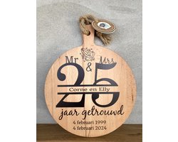 Creaties van Hier - Serveerplank - 25 jaar getrouwd - Gepersonaliseerd Cadeau - 35 Cm - Hout