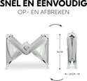 Grijs reisbedje, half opgevouwen tot een compact formaat van 24x76cm. Snel en eenvoudig op- en afbreken.