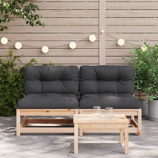 Twee grijze tuinbanken van hout met zwarte kussens, naast een houten salontafel.