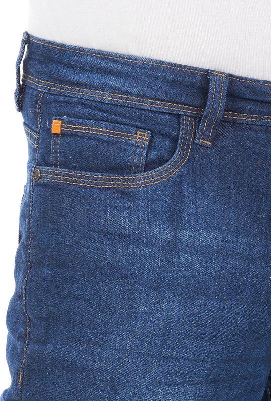 Close-up van de voorkant van een blauwe jeans met oranje stiksels en een klein oranje detail op de zak.
