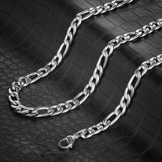 Zilverkleurige figaro schakelketting met karabijnsluiting, op een zwart lederlook ondergrond.
