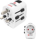 Wit reisadapter met uitschuifbare stekkers en twee USB-A poorten. Een aparte Europese adapter is zichtbaar.