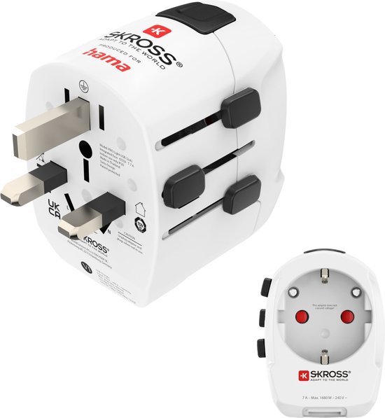 Wit reisadapter met uitschuifbare stekkers en twee USB-A poorten. Een aparte Europese adapter is zichtbaar.