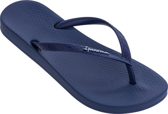 Donkerblauwe Ipanema slipper met een cirkelvormige textuur op de zool en het Ipanema-logo op de band.