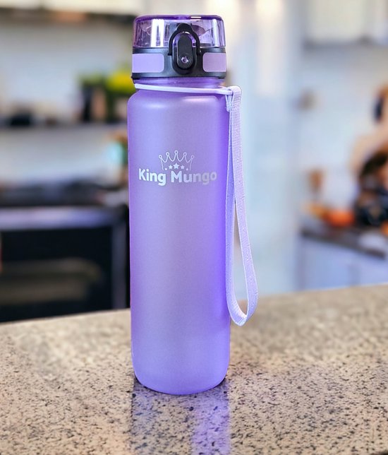 Paarse King Mungo drinkfles met riempje, staand op een aanrecht in een keuken.