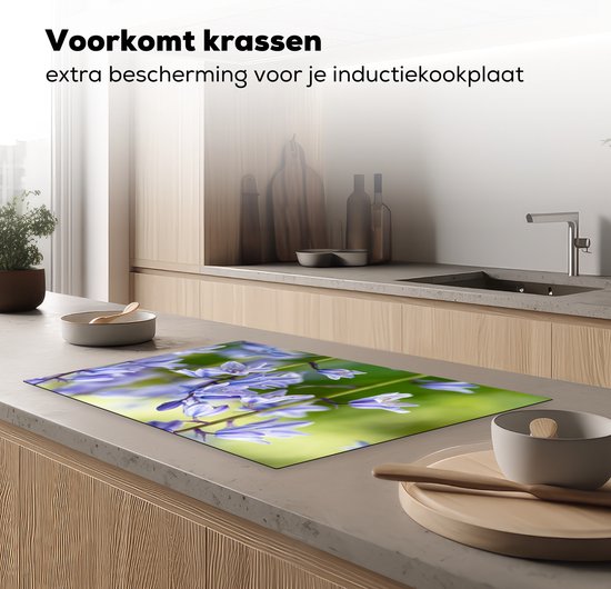 KitchenYeah® Inductie beschermer 80x52 cm - Een close-up van piekfijne sterhyacinten - Kookplaataccessoires - Afdekplaat voor kookplaat - Inductiebeschermer - Inductiemat - Inductieplaat mat