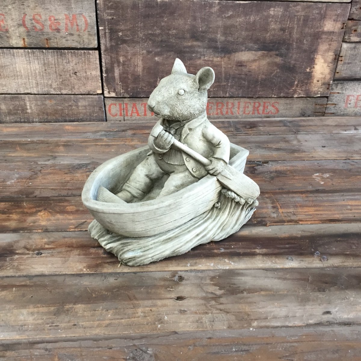 Betonnen tuinbeeld - Muis in boot