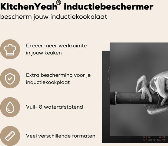 KitchenYeah® Inductie beschermer 80.2x52.2 cm - Roodoogmakikikker op bamboe - zwart wit - Kookplaataccessoires - Afdekplaat voor kookplaat - Inductiebeschermer - Inductiemat - Inductieplaat mat