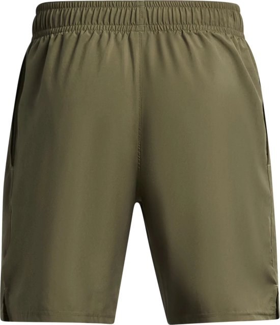Militaire groene sportshort met elastische tailleband en zakken, op witte achtergrond.
