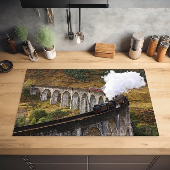 KitchenYeah® Inductie beschermer 81.6x52.7 cm - Een stoomtrein rijdt over een brug - Kookplaataccessoires - Afdekplaat voor kookplaat - Inductiebeschermer - Inductiemat - Inductieplaat mat