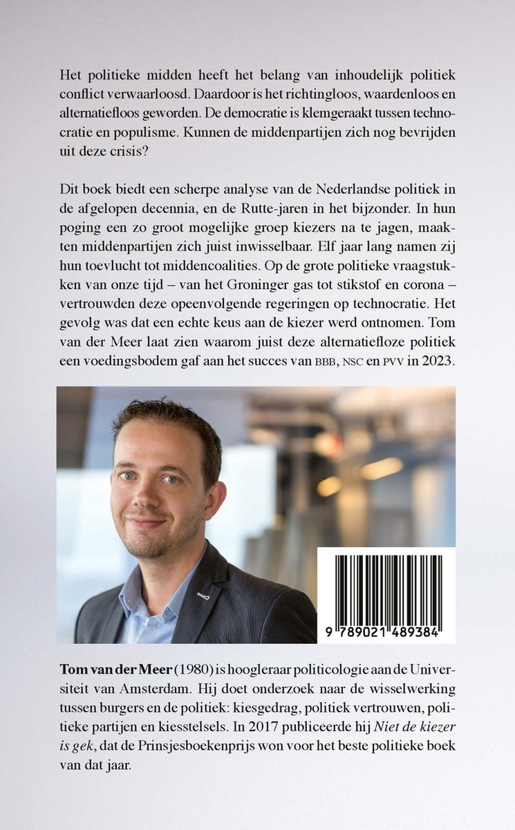Foto van Tom van der Meer, schrijver van "Waardenloze Politiek". Hij draagt een blauw overhemd met een jasje.