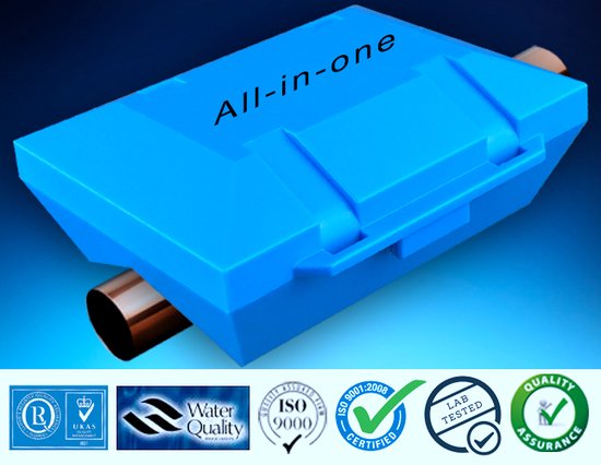 Blauw "All-in-one" waterontkalker apparaat met koperen leidingen en keurmerken.