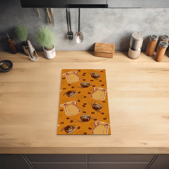 Oranje mat met koffiepatroon op een houten aanrecht.