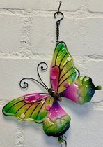 Metaal + glazen deco vlinder met windgong - Meerkleurig + koperen windgong - metaal + glas - Hoogte 76 x 18 x 7 cm - Voor binnen en buiten - Wanddecoratie - Tuindecoratie - Tuinaccessoires