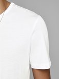 Close-up van de schouder en nek van een wit T-shirt, gedragen door een man met een gouden ketting.