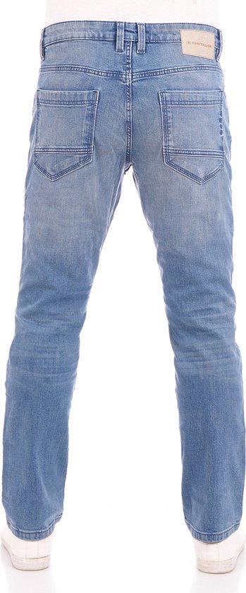 Lichtblauwe jeans met rechte pasvorm, getoond vanaf de achterkant.