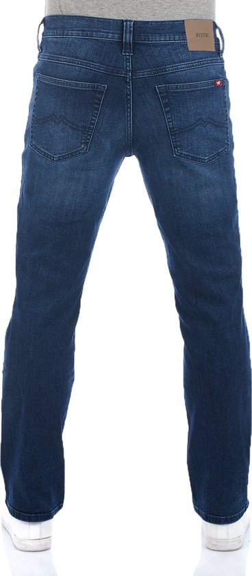 Achterkant van een man in een donkerblauwe straight fit jeans met het Mustang logo op de achterzak.