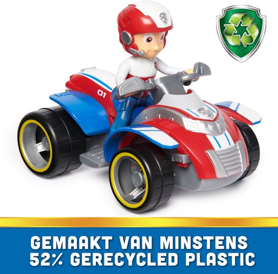 Ryder op zijn rode, witte en blauwe ATV met gele accenten, met een recycle-logo.