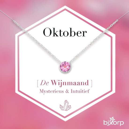 Zilverkleurig collier met een roze steen, op een roze kaart met de tekst 'Oktober De Wijnmaand'.