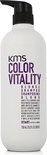 Witte fles KMS Color Vitality Blonde Shampoo met zwarte pomp.