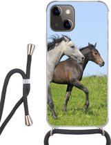 Hoesje met koord Geschikt voor iPhone 13 Mini - Paarden - Dieren - Gras - Siliconen - Crossbody - Backcover met Koord - Telefoonhoesje met koord - Hoesje met touw