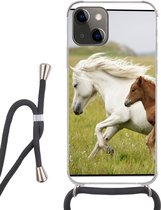 Hoesje met koord Geschikt voor iPhone 13 Mini - Paarden - Dieren - Gras - Siliconen - Crossbody - Backcover met Koord - Telefoonhoesje met koord - Hoesje met touw