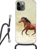 Hoesje met koord Geschikt voor iPhone 13 Pro Max - Paard - Stof - Zand - Siliconen - Crossbody - Backcover met Koord - Telefoonhoesje met koord - Hoesje met touw