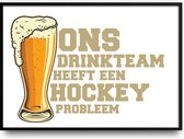 Ons drinkteam heeft een hockey probleem fotolijst met glas 50 x 70 cm - Prachtige kwaliteit - kantine - bier - hockey - Harde lijst - Glazen plaat - inclusief ophangsysteem - Grappige Poster - Foto op hoge kwaliteit uitgeprint