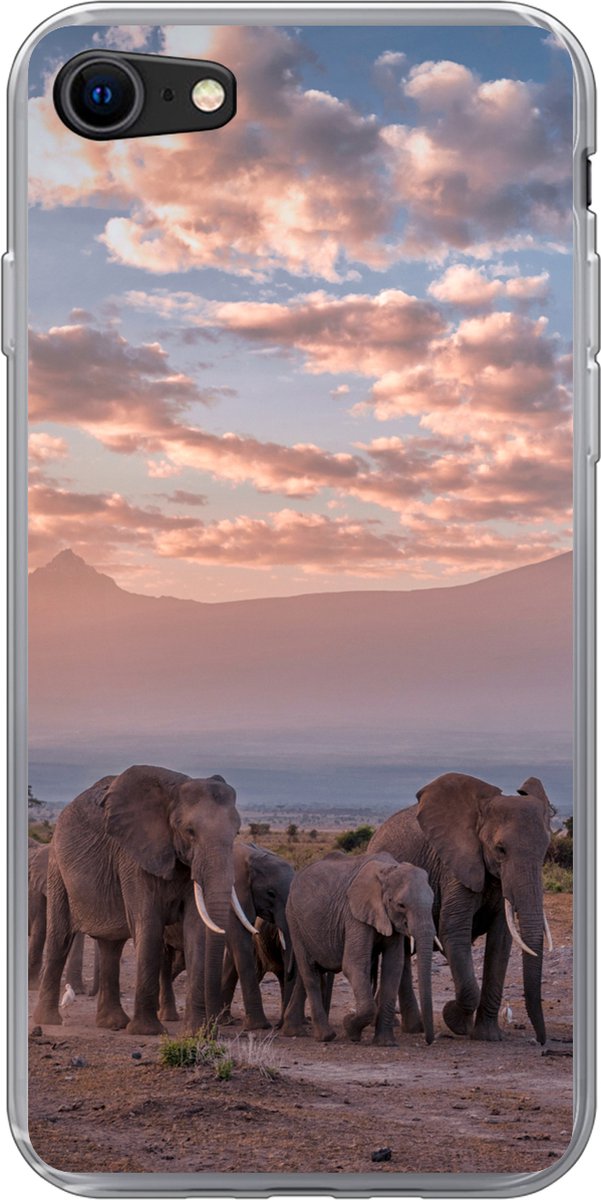 Telefoonhoesje Geschikt voor iPhone 8 hoesje - Olifant - Dieren - Avond - Landschap - Savanne - Siliconen Telefoonhoesje Telefoonhoesje