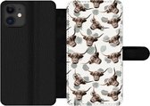 Bookcase Geschikt voor iPhone 12 Pro telefoonhoesje - Koe - Schotse hooglander - Dieren - Met vakjes - Wallet case met magneetsluiting