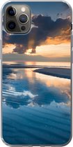 Geschikt voor iPhone 12 Pro Max hoesje - Zonsondergang bij de Nederlandse kust - Siliconen Telefoonhoesje