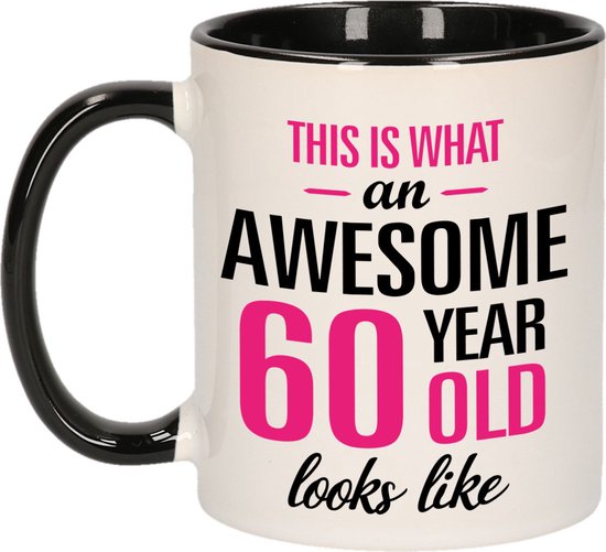 Mug blanc avec bordure noire "THIS IS WHAT an AWESOME 60 YEAR OLD looks like" en lettres roses et noires.