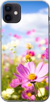 Geschikt voor iPhone 12 mini hoesje - Bloemen - Wei - Paars - Gras - Wit - Wolken - Blauw - Siliconen Telefoonhoesje