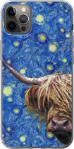 Geschikt voor iPhone 12 Pro Max hoesje - Sterrennacht - Van Gogh - Schotse hooglander - Siliconen Telefoonhoesje