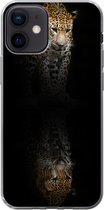 Geschikt voor iPhone 12 hoesje - Luipaard - Reflectie - Zwart - Siliconen Telefoonhoesje