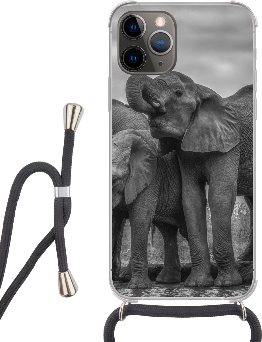 Telefoonhoesje Geschikt voor iPhone 12 pro crossbody - Olifant - Dieren - Water - Zwart wit - Siliconen - Crossbody - Backcover met Koord - Telefoonhoesje met koord - Hoesje met touw Telefoonhoesje